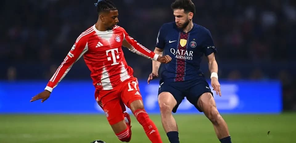 Bayern München player challenges Paris Saint Germain player