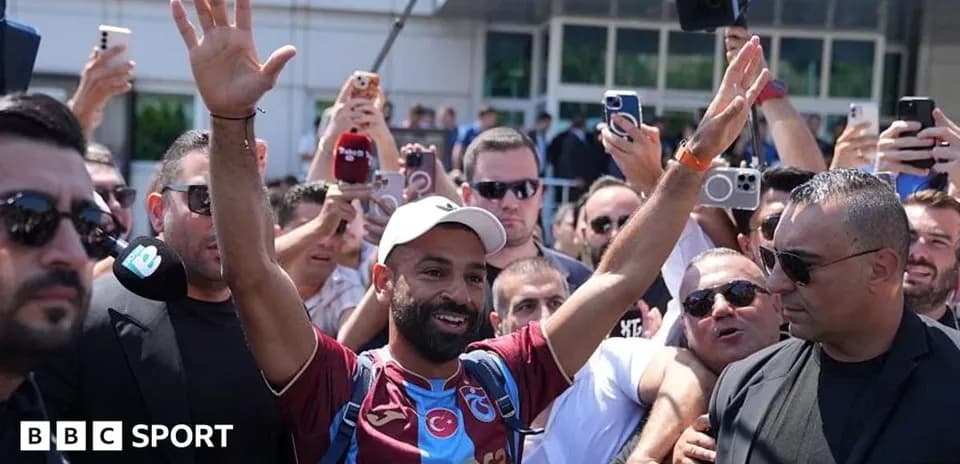 Player waving to fans during arrival event