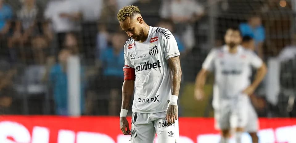 Player in Santos jersey looking down during match