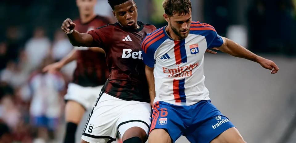 Lyon and Sparta Praha players competing for the ball
