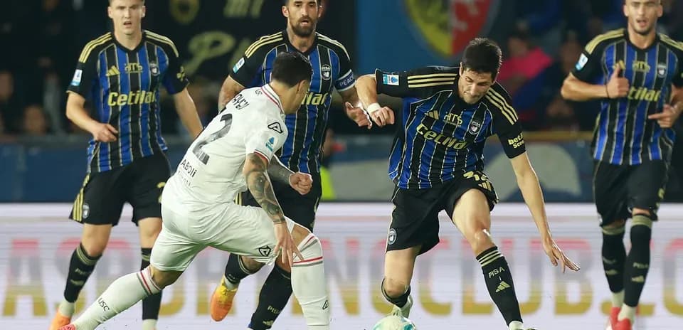 Cremonese players competing for the ball against Pisa