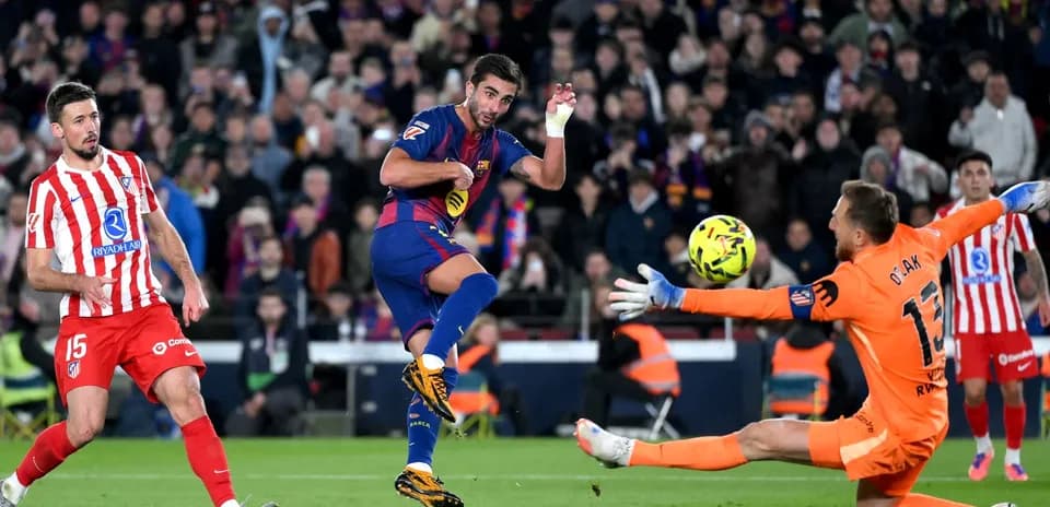 Barcelona player shooting against Atletico Madrid goalkeeper