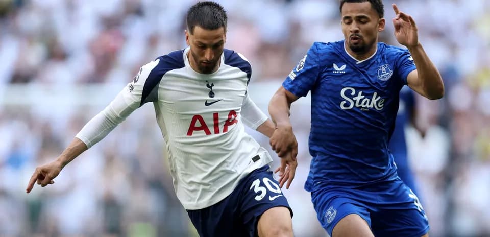 Tottenham player challenging Everton opponent for the ball