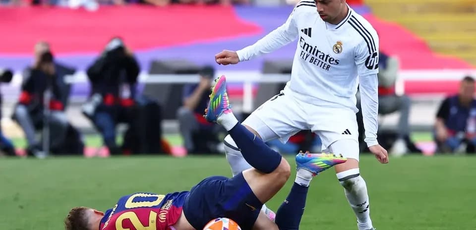 Player falling during Barcelona vs Real Madrid match