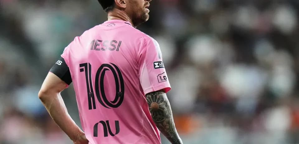 Player in pink jersey with 'Messi' and number 10
