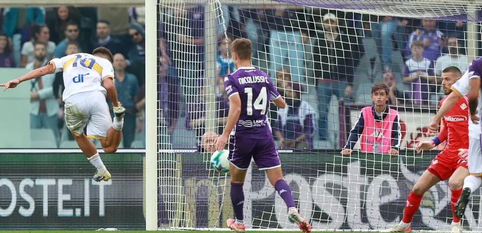 Player scoring a goal during Lecce vs Fiorentina