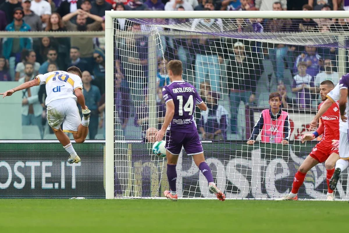 Player scoring a goal during Lecce vs Fiorentina