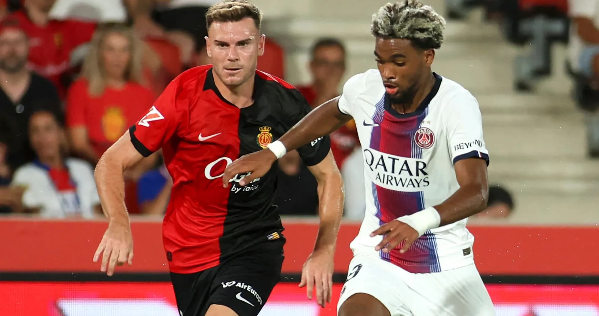 Player from Mallorca chasing PSG player with ball