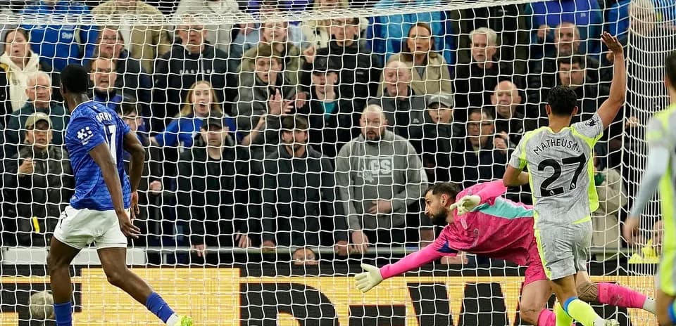 Everton player scores against Manchester City