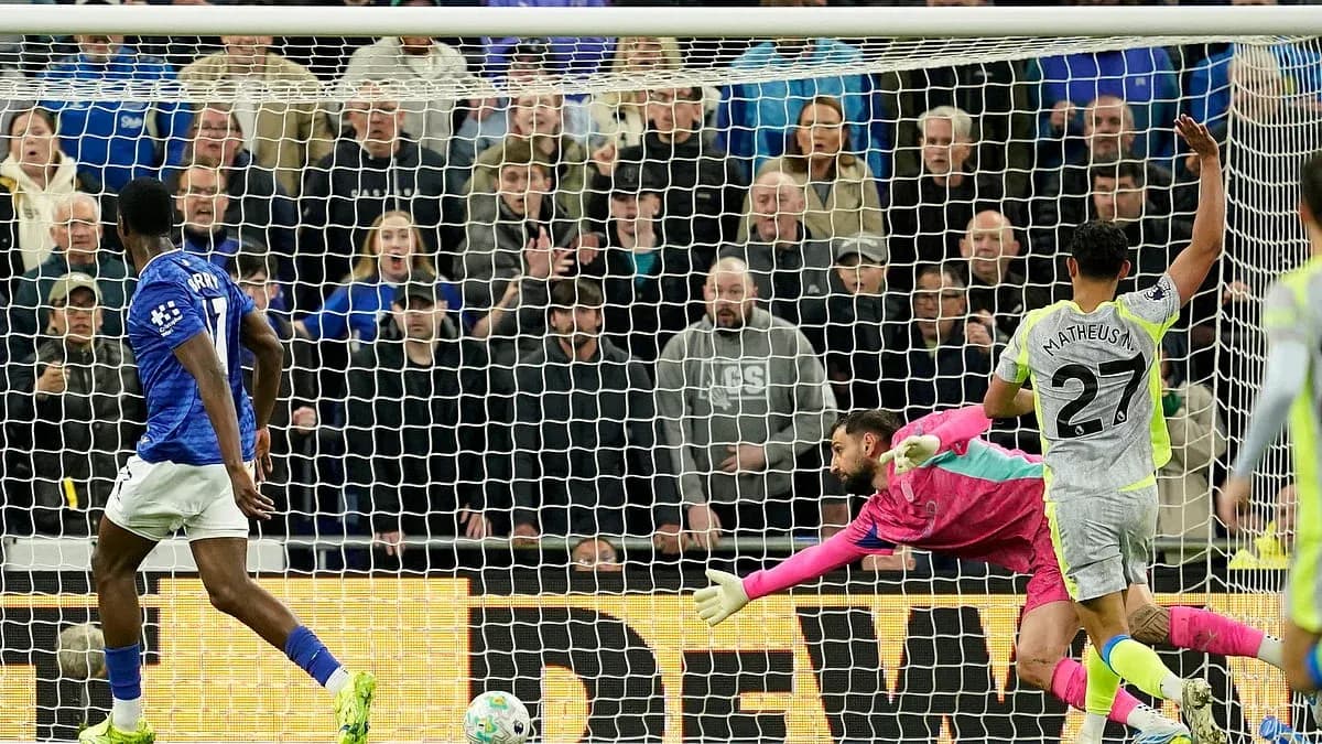 Everton player scores against Manchester City