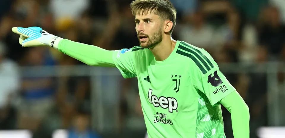 Goalkeeper directing play during Juventus match