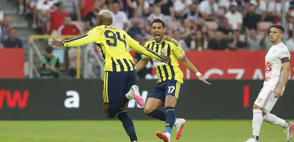 Fenerbahçe players celebrating a goal during match