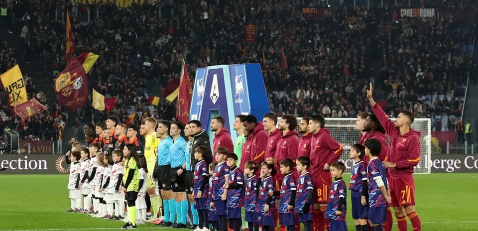 AS Roma players and kids before the match
