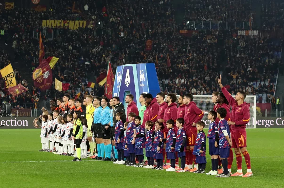 AS Roma players and kids before the match