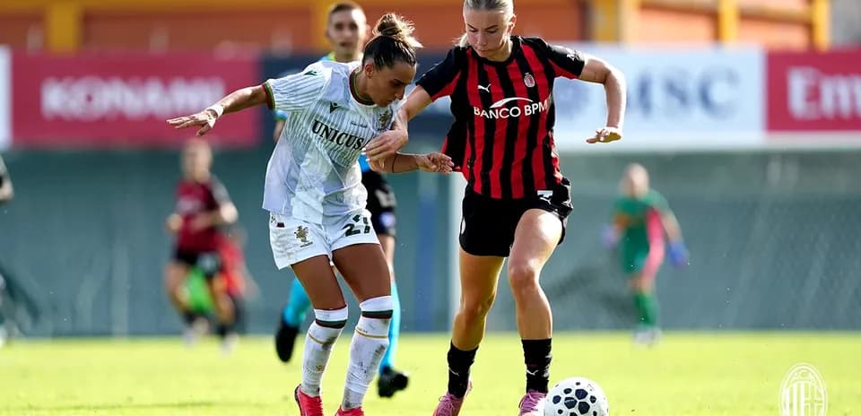 Ternana W player challenges AC Milan W player