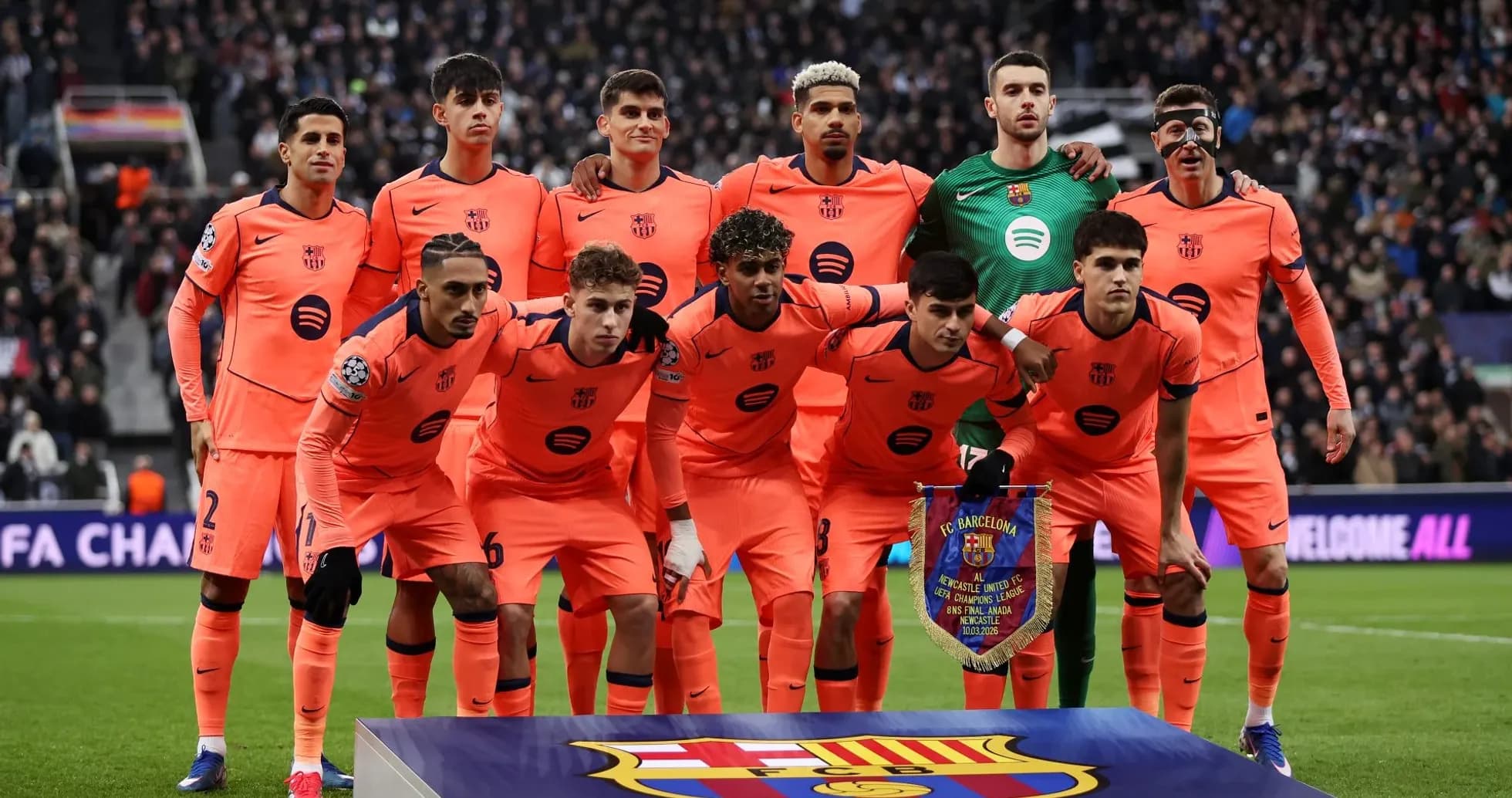 Barcelona team posing before UEFA Champions League match