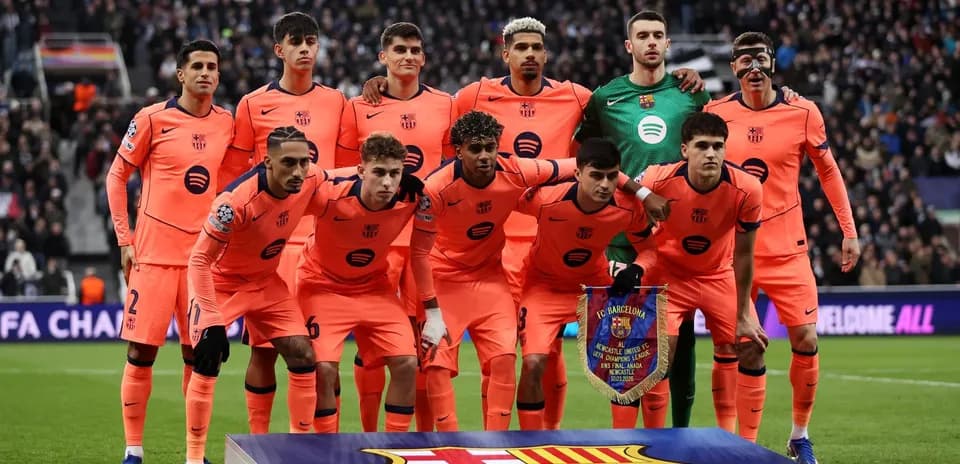 Barcelona team posing before UEFA Champions League match
