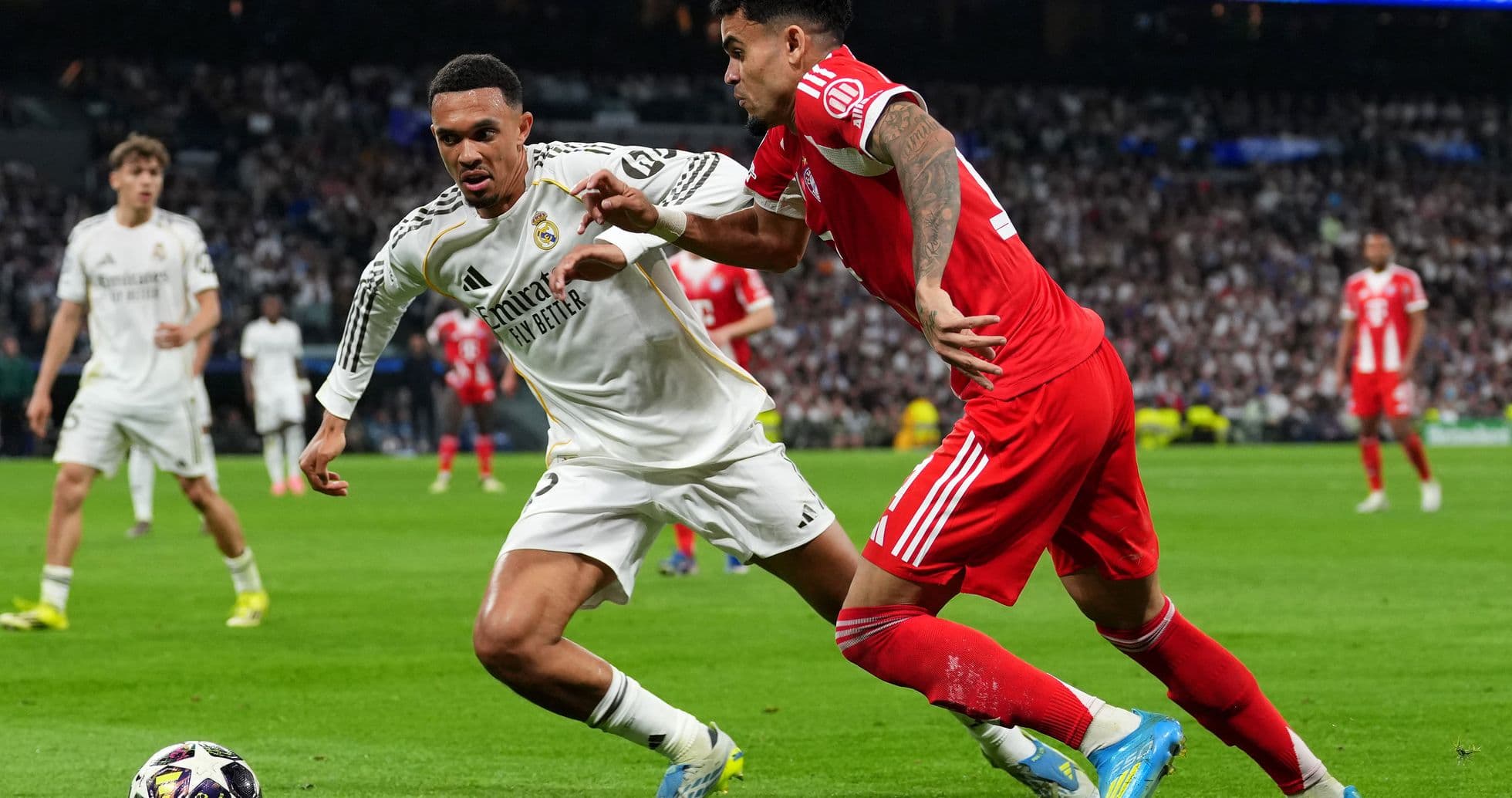 Real Madrid player dribbling against Bayern München