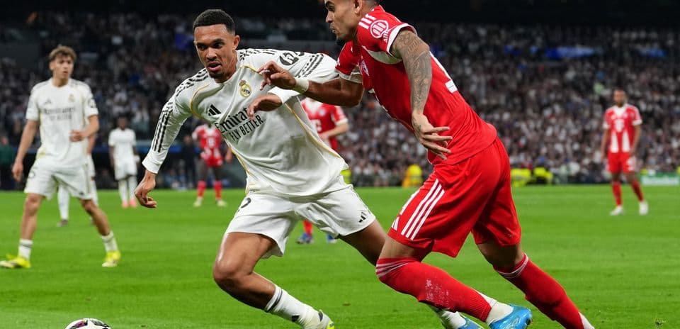 Real Madrid player dribbling against Bayern München