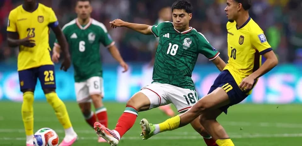 Mexico and Ecuador players competing for the ball
