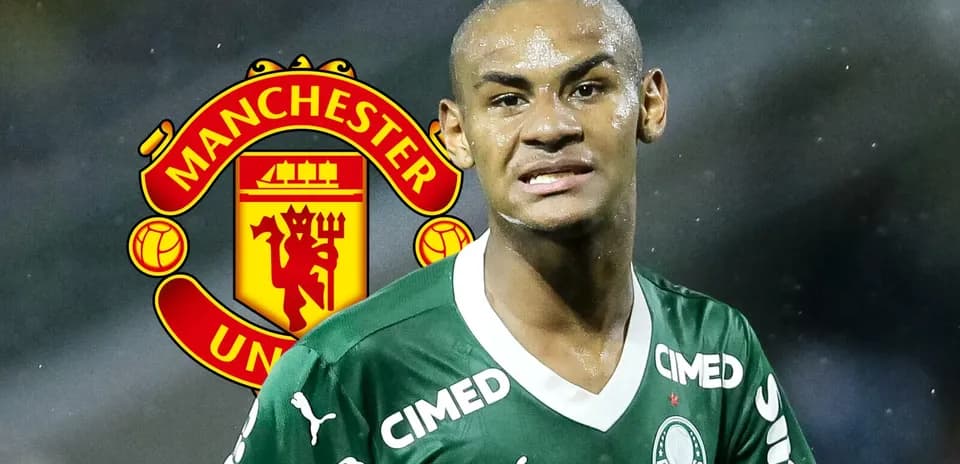 Player in Palmeiras kit with Manchester United logo background