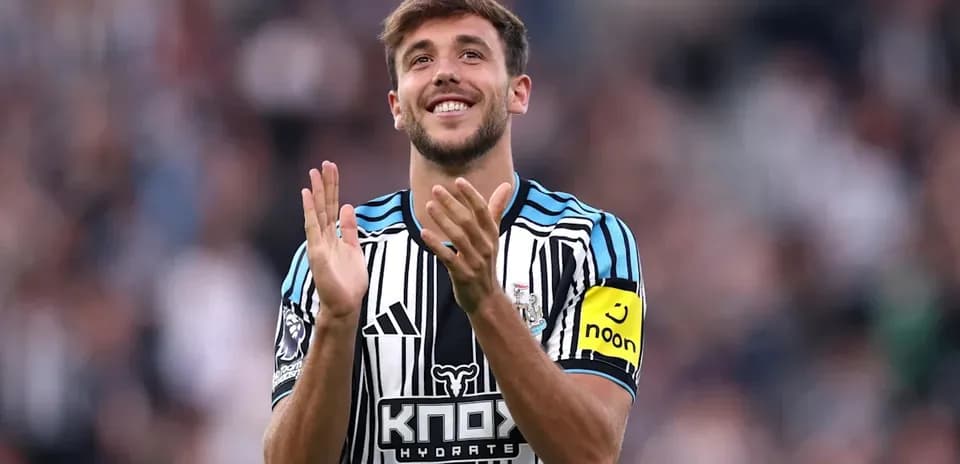 Player clapping while wearing Newcastle United jersey