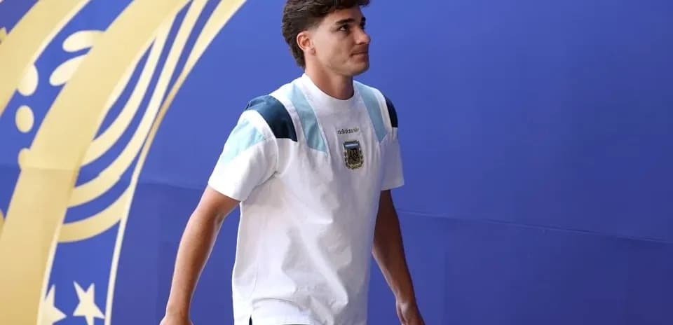 Player entering venue wearing Argentina team shirt