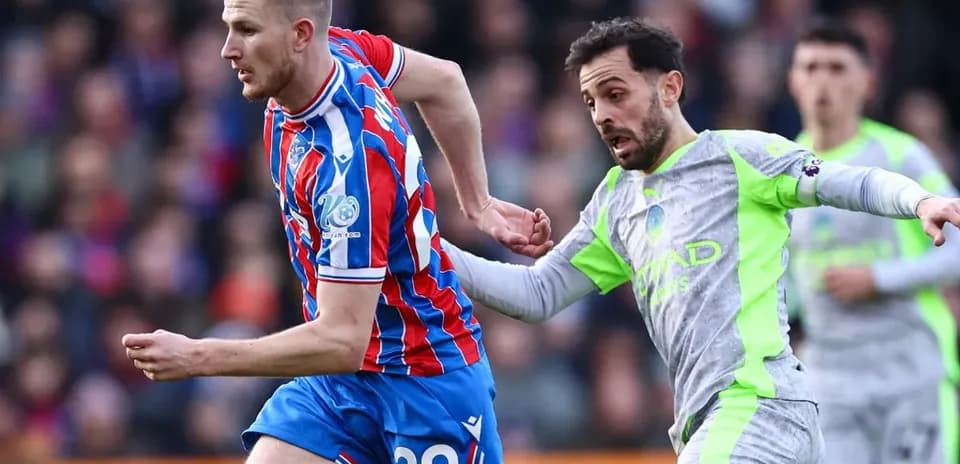 Player from Crystal Palace being pursued by Manchester City player
