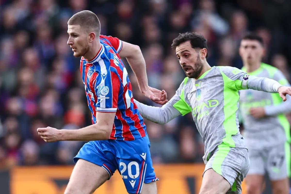 Player from Crystal Palace being pursued by Manchester City player