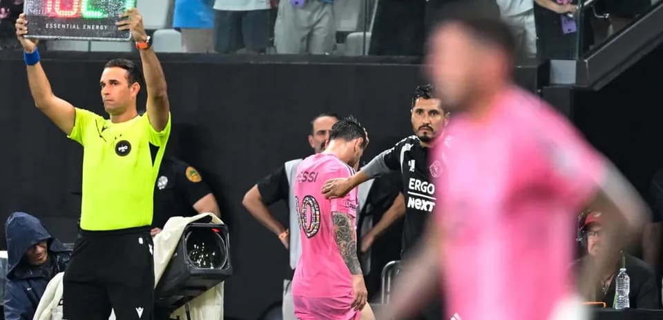 Substitution with player Messi leaving the field