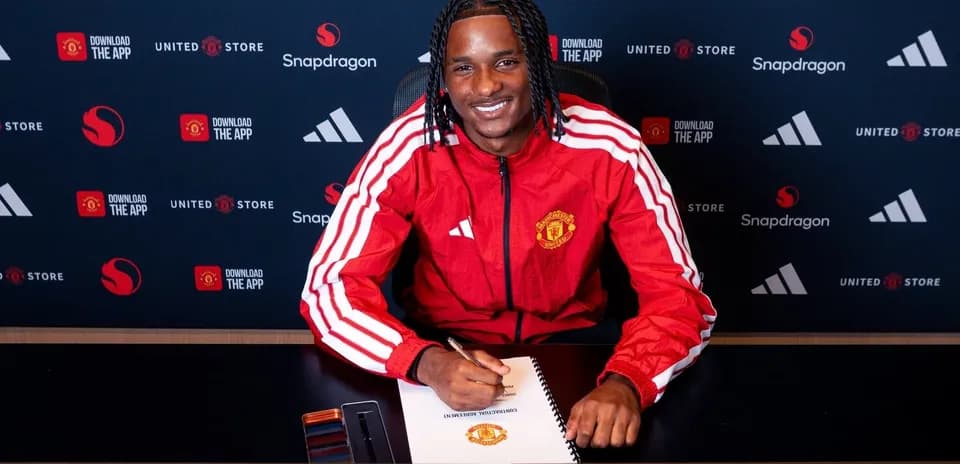 Player signing contract at Manchester United press event