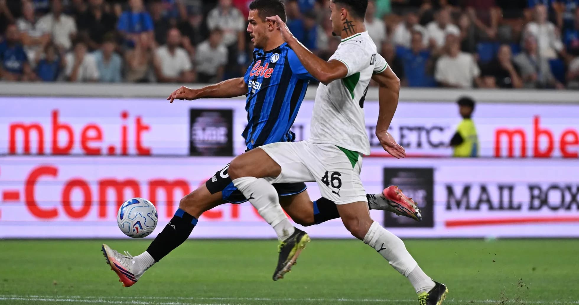 Atalanta player dribbling past Sassuolo defender