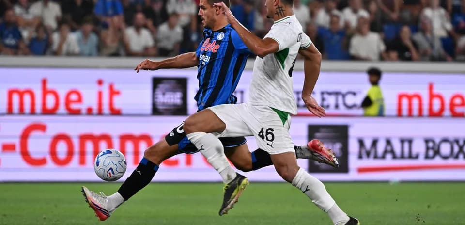 Atalanta player dribbling past Sassuolo defender