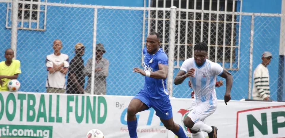 Doma United player running with the ball