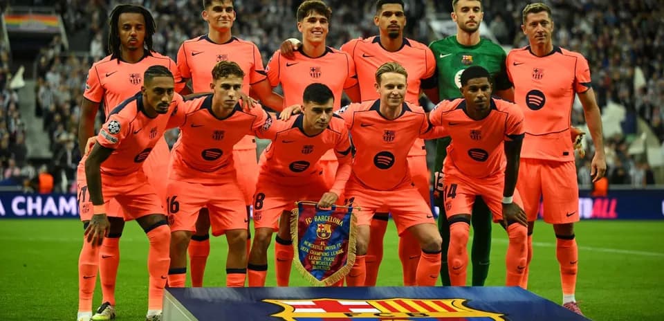 Barcelona team posing before Champions League match