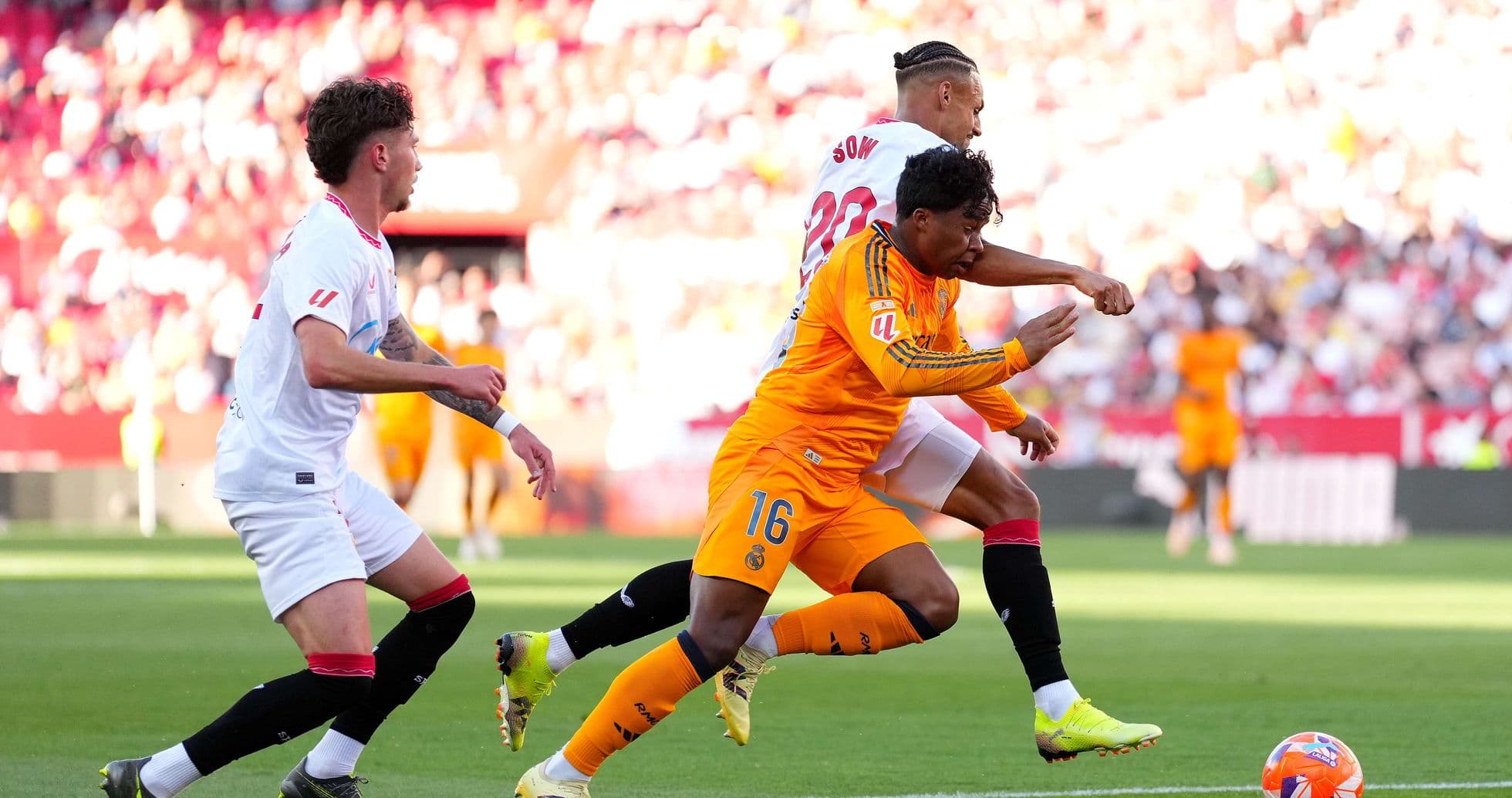 Players competing for the ball in La Liga match