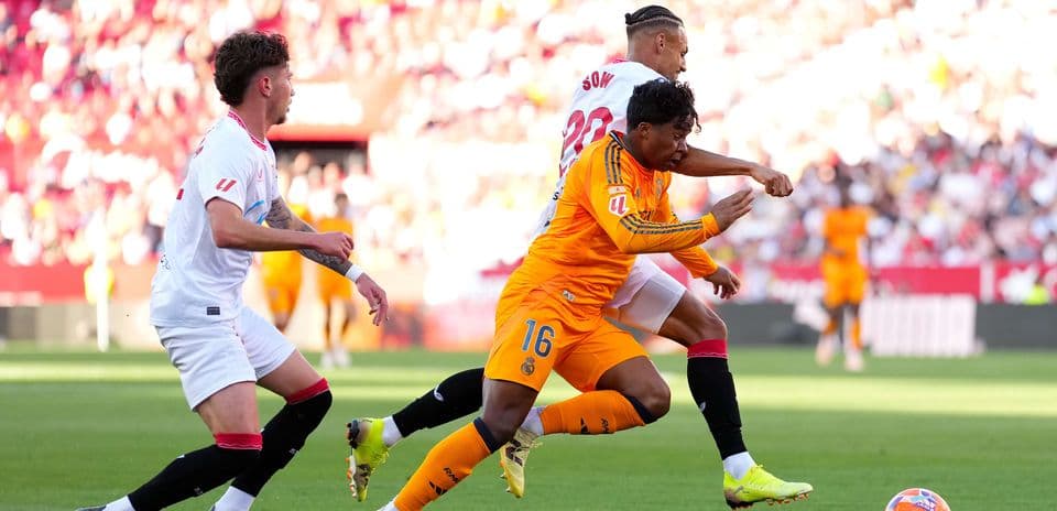Players competing for the ball in La Liga match