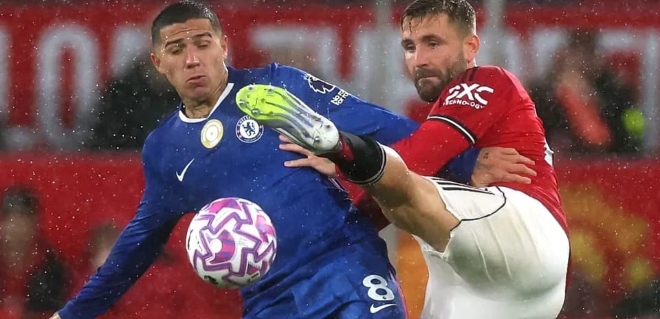 Chelsea player challenges Manchester United opponent