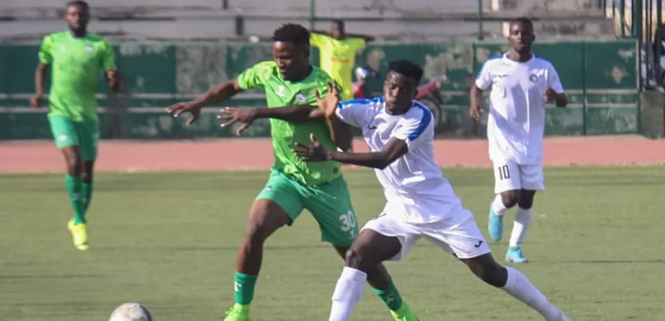 Nasarawa United player tackling Enyimba player