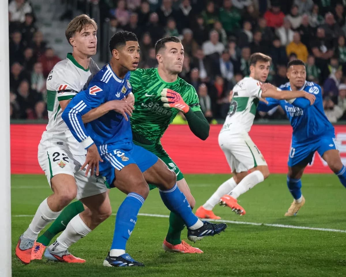 Players competing for the ball during Elche vs Alaves