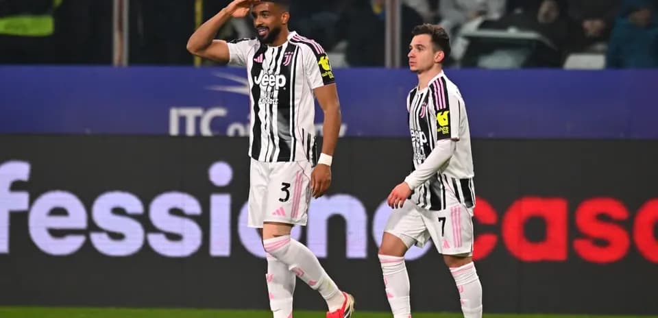 Juventus players celebrating during match