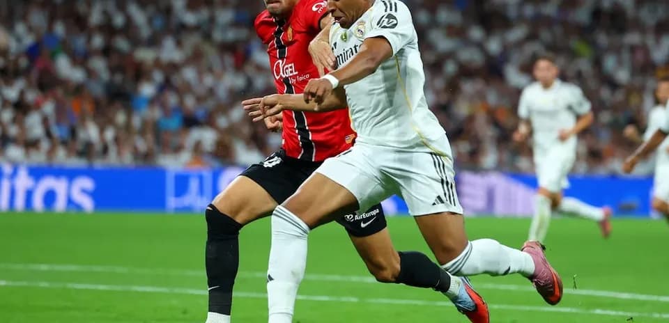 Players competing for the ball in La Liga match