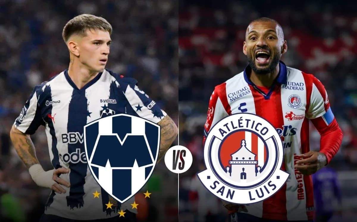 Monterrey player facing Atlético San Luis player
