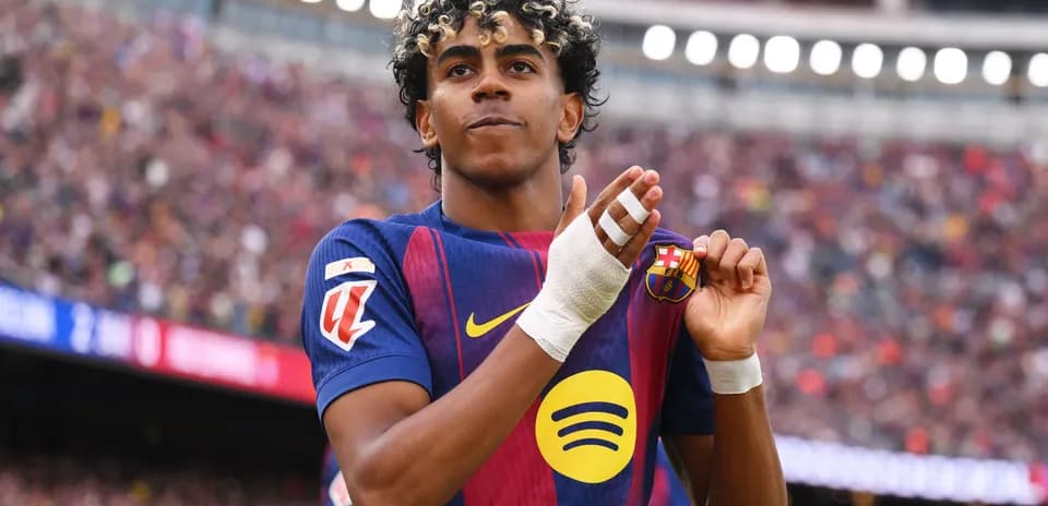 Player celebrating and showing Barcelona club badge