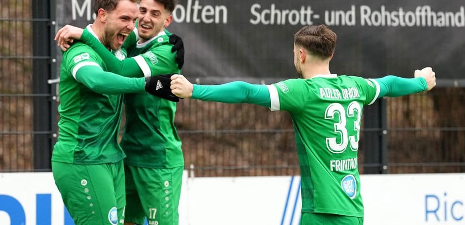 Union Frintrop players celebrating a goal