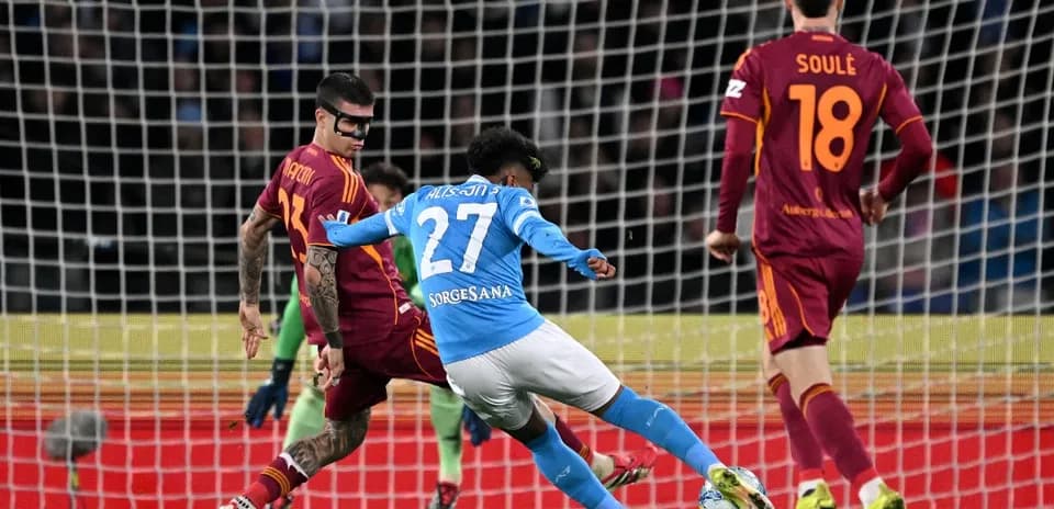 Napoli player challenging AS Roma defenders