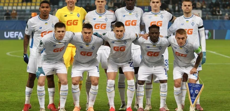 Dynamo Kyiv players posing before the match