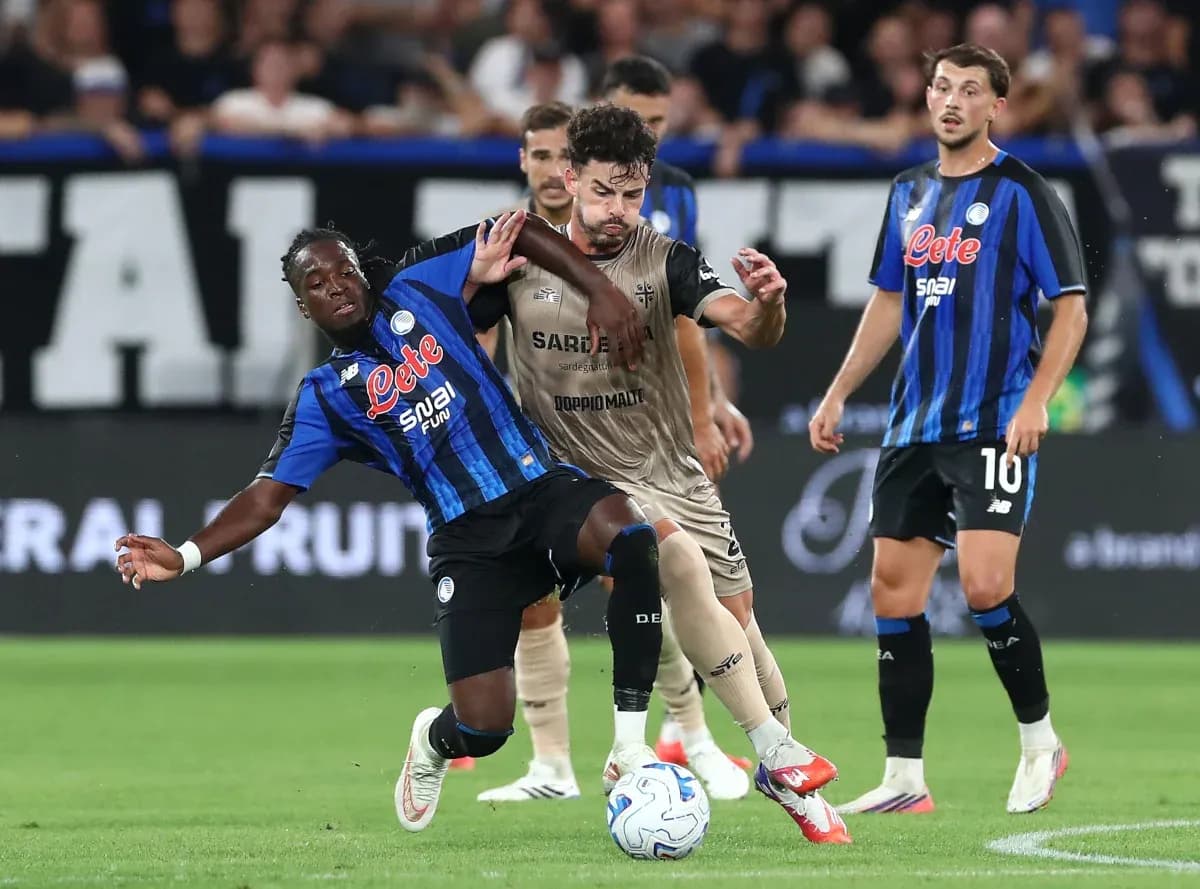 Atalanta player tackling Cagliari opponent during match
