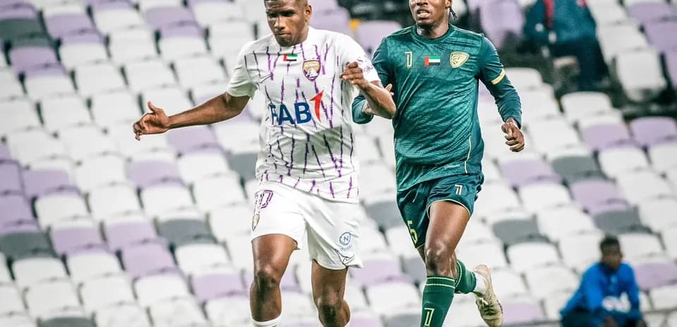 Al Bataeh U23 player dribbling past Khorfakkan U23 goalkeeper