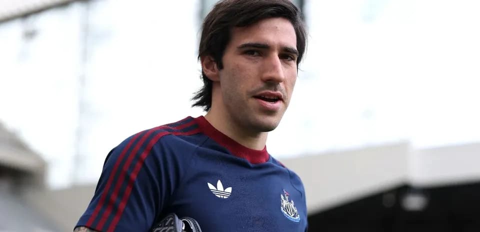 Player in Newcastle training kit at stadium